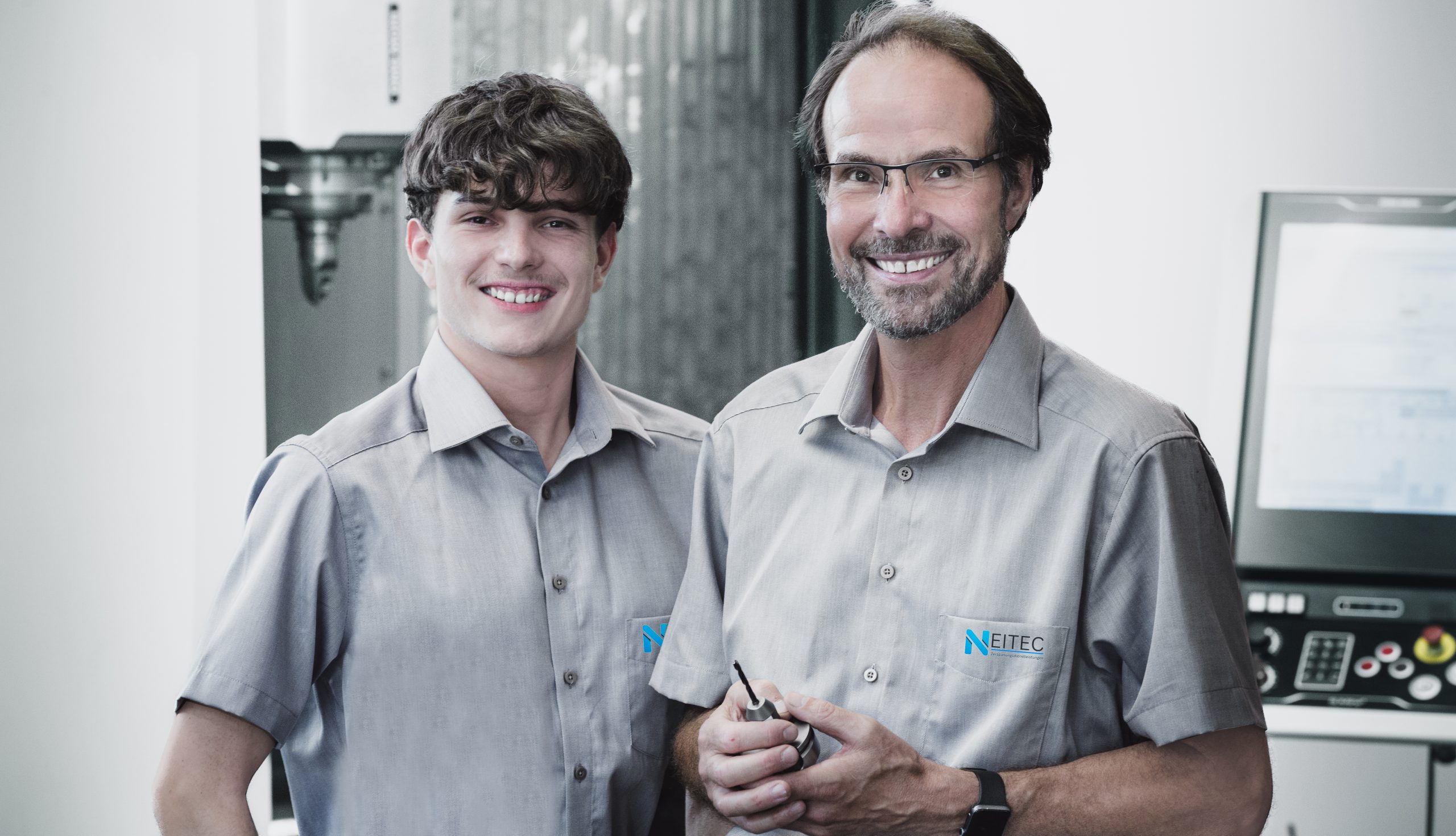 Für Sie arbeiten Facharbeiter, Meister und Ingenieure gemeinsam, jeder einzelne mit einer Berufserfahrung von mehreren Jahrzehnten. Wir sind gut vernetzt und erfahren im Umgang mit Kunden, Lieferanten und Maschinenherstellern.