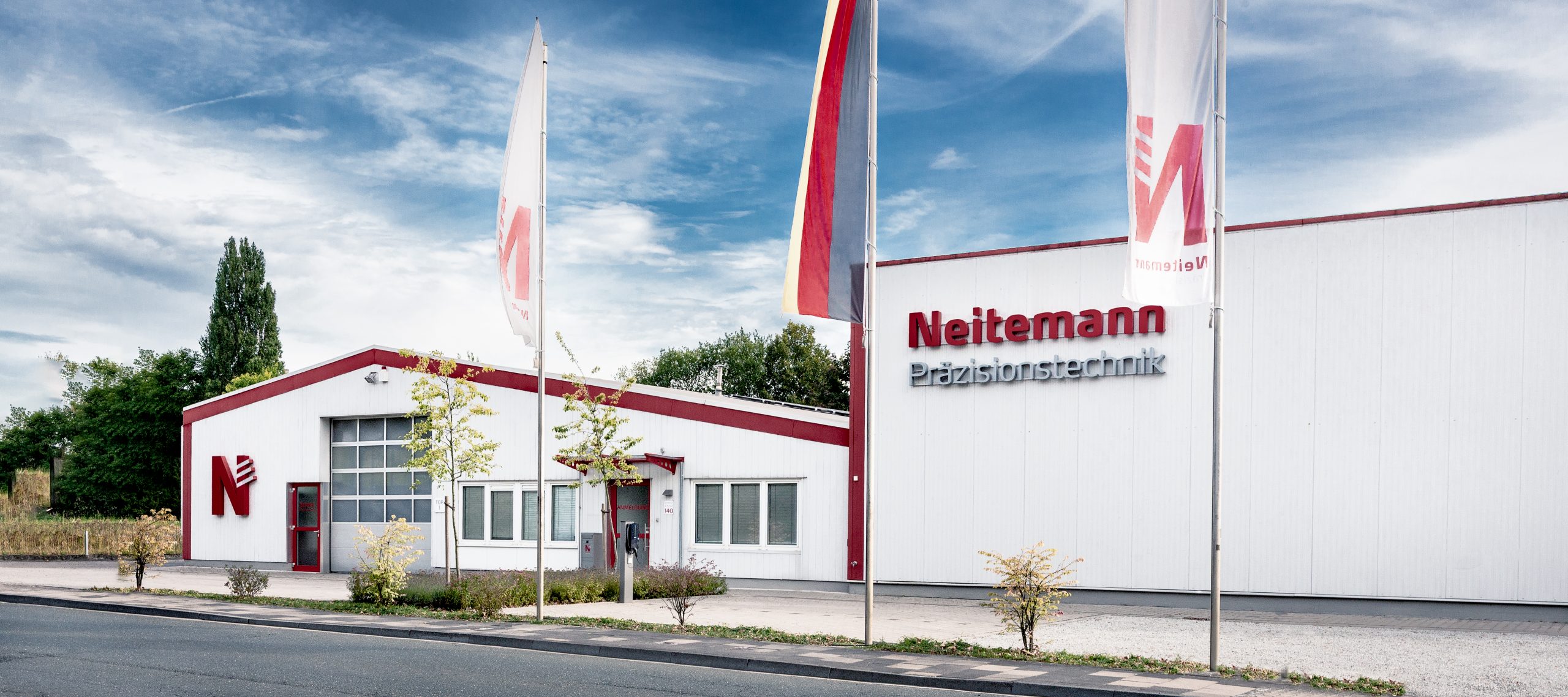 Durch die enge und offene Zusammenarbeit mit diesem angebundenen Zerspanungsbetrieb können wir jederzeit auf Ressourcen zurückgreifen, die für den Praxisnutzen unserer Arbeit elementar wichtig sind.